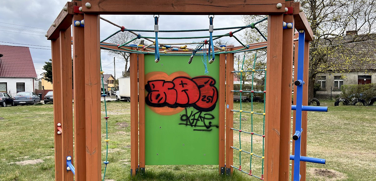 Plac zabaw służący dzieciom został pomalowany przez nieznanego sprawcę lub sprawców 