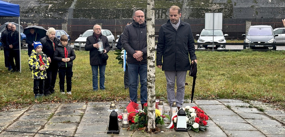 Delegacje Gminy Police, Powiatu Polickiego, Stowarzyszenia Skarb złożyły kwiaty pod brzozowym krzyżem