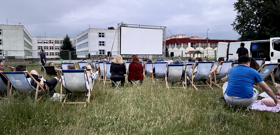 Kino plenerowe na polanie za Szkołą Podstawową nr 8 w Policach
