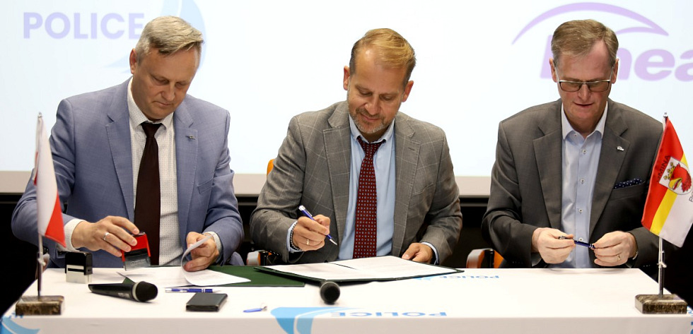 Burmistrz Polic Krystian Kowalewski i prezes zarządu Enea Oświetlenie Zdzisław Kowalski podpisali dwie umowy
