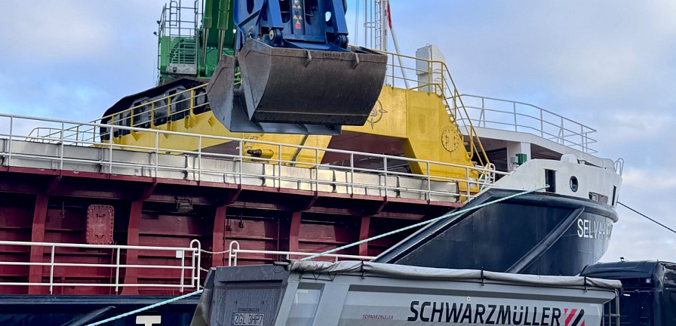 Do Polic przypłynęła pierwsza partia kruszywa