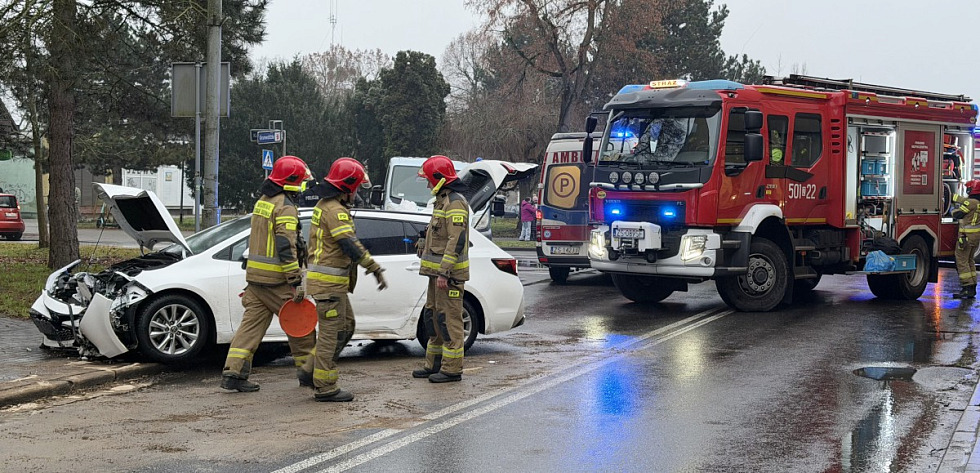 Kierujący samochodem osobowym uderzył w ścianę budynku
