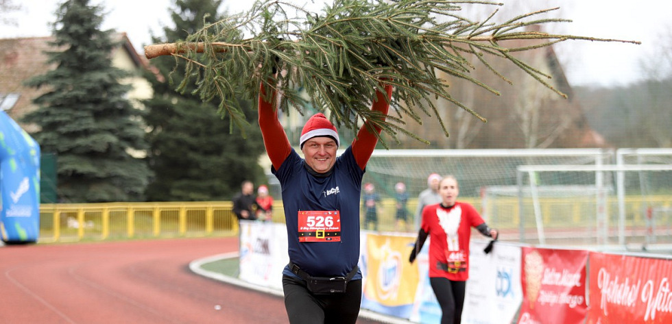 Bieg sztafetowy z choinką