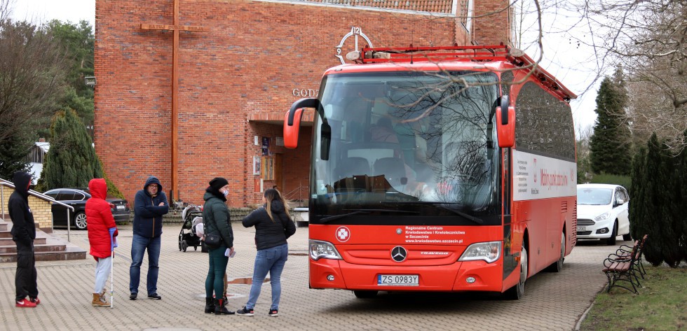 Krwiobus zaparkowany przy parafii pw. św. Kazimierza w Policach