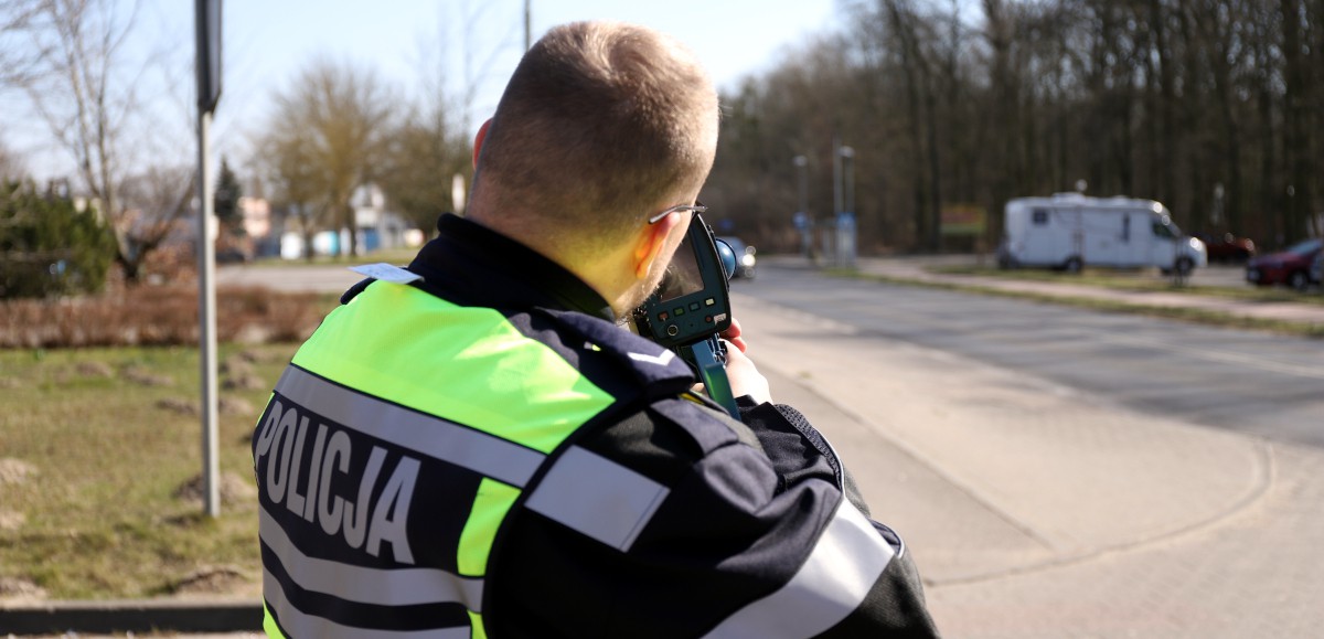 Funkcjonariusz mierzący prędkość pojazdów