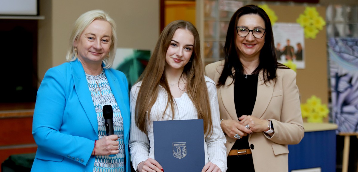 Wójt Gminy Dobra Magdalena Zagrodzka wręczyła stypendia artystyczne i sportowe
