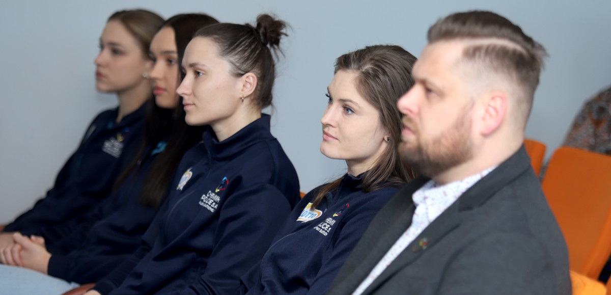 Siatkarki Lotto Chemika Police wraz z prezesem klubu Radosławem Aniołem