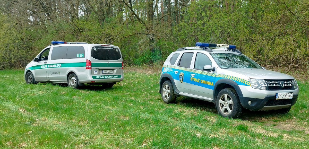 Jako pierwsi na miejsce zdarzenia dojechali strażnicy gminni z Dobrej