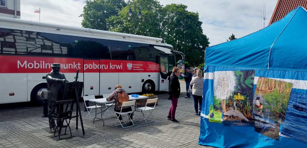 Krwiobus stanął w sąsiedztwie Urzędu Miejskiego w Nowym Warpnie