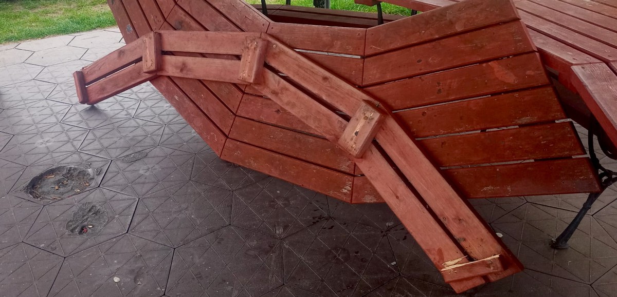 Nieznani sprawcy zdewastowali wyposażenie wiaty w Trzebieży