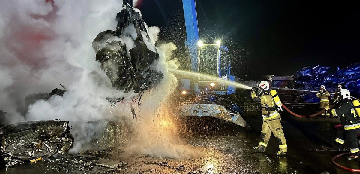 Pożar na terenie złomowiska w Stobnie