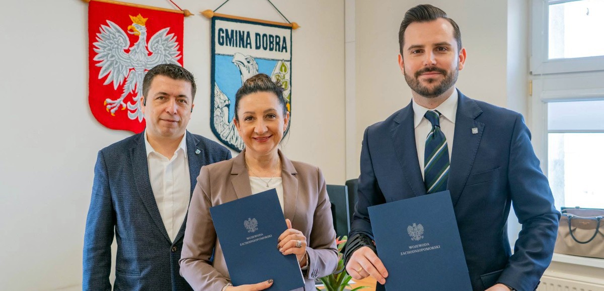 zastępca wójt Gminy Dobra Paweł Malinowski, wójt Gminy Dobra Magdalena Zagrodzka, wicewojewoda zachodniopomorski Bartosz Brożyński