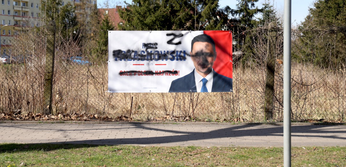 Zniszczony baner Rafała Trzaskowskiego przy ul. Piaskowej w Policach