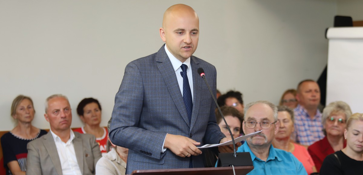 Głos podczas obrad sesji Rady Miejskiej w Policach zabrał poseł PiS Dariusz Matecki