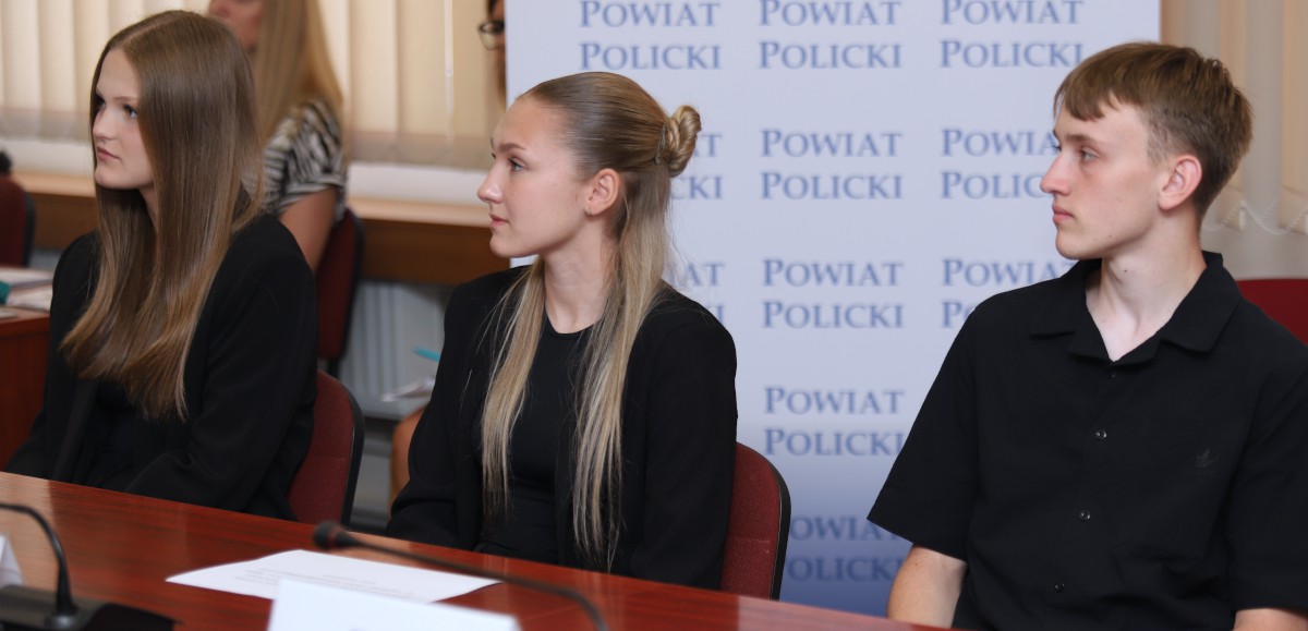 Troje radnych Młodzieżowej Powiatowej Rady Powiatu w Policach